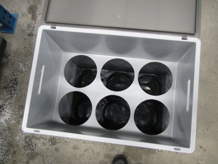 Persluchtflessenbak 600x400x690 mm voorzien van ø162 mm gaten voor 6 flessen